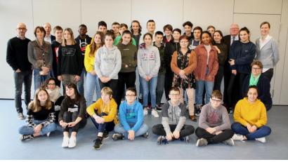 Bild: lg
Die 29 Schüler aus der südwestfranzösischen Stadt Arveyres wurden zusammen mit ihren Lehrkräften von Bürgermeister Heinz Weigl (Dritter von rechts) und Schulleiter Ludwig Pfeiffer (Dritter von links) willkommen geheißen.