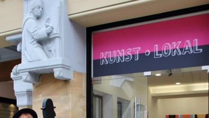 Bild: Thomas Dobler
Nicole Y. Matschiner vor dem Kunst-Lokal an der Friedrich-Ebert-Straße. Es öffnet am Freitag für sechs Wochen.