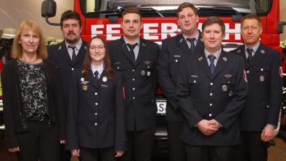 Bild: sis
Die neue Vereinsführung der Feuerwehr Schwend mit (von links) Bürgermeisterin Brigitte Bachmann, Alexander Schötz, Cornelia Wedel, Dominik Feigl, Michael Melzer, Björn Schötz und Franz Kormann.