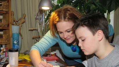 Bild: ubb
Maria Heinrich (im Bild mit Sohn Gabriel) ist Künstlerin und Kerzendesignerin.