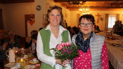 Bild: soj
Mit Blumen bedankte sich Marita Kuchenreuther (rechts) bei der Heilpraktikerin Hildegard Kern aus Nagel für den kurzweiligen Vortrag.