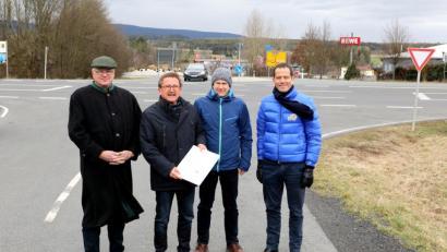 Bild: njn
Es geht voran mit einer kreuzungsfreien Auf- und Abfahrt zur B 22 in Erbendorf. Auf dem Bild Bürgermeister Hans Donko (Zweiter von links) mit (von links) Henner Wasmuth und Gerhard Kederer vom Staatlichen Bauamt Amberg und Bundestagsabgeordnetem Albert Rupprecht.
