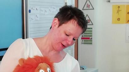 Bild: jpl
Nachdem Zahnärztin Nordmann die KAI-Methode erklärt hatte, fiel den Erstklässlern das Zähneputzen beim Maskottchen Dentulus kinderleicht.