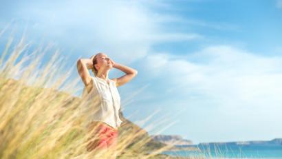 Bild: kasto – stock.adobe.com
Viele von uns sorgen sich mehr darum, wie Glück erreicht werden kann, als dieses tagtäglich zu leben.