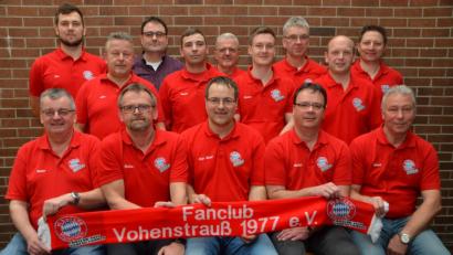 Bild: dob
Stolz präsentieren sich die neugewählten Mitglieder des FC-Bayern-Fanclubs, nachdem der Rekordmeister am Samstag wieder die Tabellenspitze eingenommen hat. Vorsitzender bleibt weiterhin Josef Maier (vorne, Mitte).