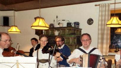 Bild: jml
Die „7gscheitn und Freunde“ sorgen im Gasthaus Frieser für einen gelungenen Abend mit bodenständiger Volksmusik. Franz Maier (vorne, links) hat die Stücke in der „Neuen Folge“ der Reihe „Volksmusik aus der Oberpfalz“ bearbeitet und sorgte als Ansager mit seinem erfrischenden Humor für viele Lacher bei den Besuchern. Auch Bezirksheimatpfleger Dr. Tobias Appl (hinten, links) und Stellvertreter Florian Schwemin haben Spaß an der Präsentation.
