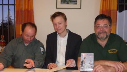 Bild: rn
Über das Kormoran-Management klärt Tobias Küblbeck (Mitte) bei der von Martin Schusser (rechts) und Günter Ring, den Vorsitzenden der Eschenbacher Sportangler, organisierten Informationsveranstaltung auf.