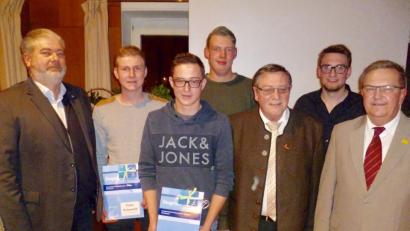 Bild: usc
Innungsobermeister Manfred Rauscher (links), Kreishandwerksmeister Hans Weber (Dritter von rechts) und Ambergs 2. Bürgermeister Martin Preuß gratulierten den frischgebackenen Gesellen im Metall-Handwerk, von den nicht alle an der Verleihung der Gesellenbriefe teilnehmen konnten. Rechts von Rauscher die zwei erfolgreichsten Absolventen mit der Prüfungsnote 2, Peter Holzwarth und Andreas Schönberger.