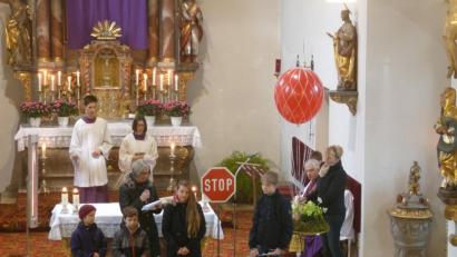Bild: tok
Der Familiengottesdienst in Wurz kommt bei den Gläubigen an.