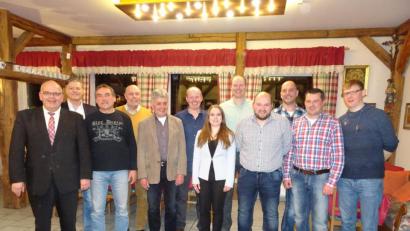 Bild: rti
Der TSV Neualbenreuth hat einen neuen Vorsitzenden: Manfred Bauer (Sechster von links) übernimmt den Posten von Rainer Ott (Zweiter von links). Bürgermeister Klaus Meyer (links) dankte dem neuen Team für das Engagement. Von links: Rudi Maske, Albert Köstler, Lorenz Hebert, Franziska Maier, Andreas Rosner, Daniel Grillmeier, Jürgen Heinl, Christian Hebert und Martin Maier.