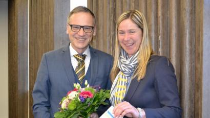 Bild: pz
Mit einem Geschenk und mit Blumen dankte Bürgermeister Bernd Sommer Annette Spreitzer-Hochberger für ihre Arbeit im Stadtrat; einen weiteren Blumenstrauß überreichte CSU-Fraktionssprecher Andreas Riedl.