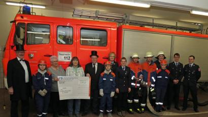 Bild: Dobmeier
Erst wurden die Geldbeutel ausgewaschen, dann tauchten 270 Euro vom Stammtisch der Höslbräu-Schänke zur Freude der Jugendfeuerwehr Rothenstadt in deren Kasse auf.