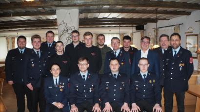 Bild: gz
Der Verwaltungsrat der FFW mit (vorne von l.) Financier Manuela Bösl, 1. Vorsitzenden Jürgen Bösl, 2. Vorsitzenden Stefan Schönberger, Schriftführer Christian Mösbauer, neu gewählten und bewährten Mitgliedern.