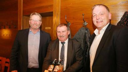 Bild: gru
Die Vorsitzenden der CSU-Ortverbände Edelsfeld Peter Mauritz und Königstein Klaus Hafner bedanken sich bei MdB Max Straubinger mit einem lukullisch gefüllten Korb aus der Oberpfalz.