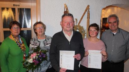 Bild: soj
Vorsitzende Inge Geißler (links) und Bürgermeister Manfred Kratzer (rechts) danken Lilly Bayer, Konrad Loibl und Carmen Hecht (Zweite bis Vierte von links) für ihr langjähriges Engagement im Obst- und Gartenbauverein Ebnath.