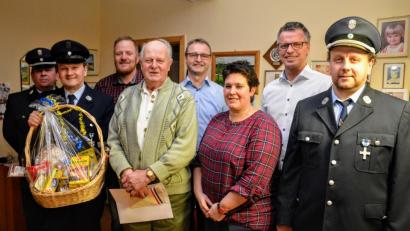 Bild: fdl
Dem Jubilar Georg Schlosser (Vierter von links) gratulieren Vertreter der örtlichen Vereine und Bürgermeister Hermann Falk (Zweiter von rechts) zum 80. Geburtstag.