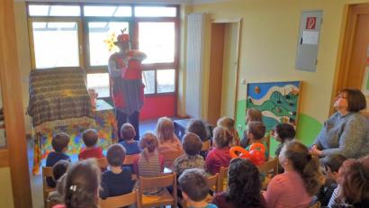 Bild: hl
Für verblüffte Mädchen und Buben sorgt Zauberer Wobby bei seinem Auftritt im Waldecker Kindergarten. Auch Leiterin Kerstin Dilling verfolgt gebannt seine Tricks.