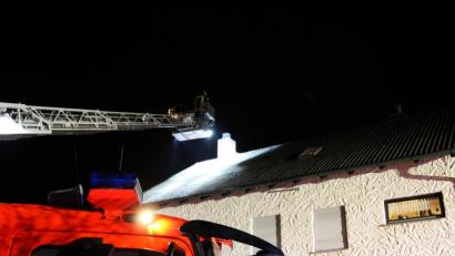 Bild: jma
Drehleiter der Feuerwehr Eschenbach am Kamin.