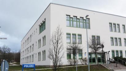 Bild: Gabi Schönberger
Der Eingangsbereich mit der Wache (links von der Tür) der Polizeiinspektion Weiden soll noch in diesem Jahr umgebaut werden.