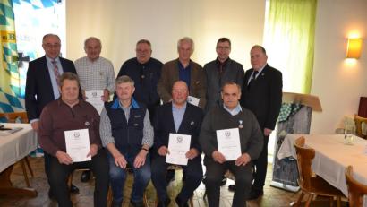 Bild: gi
Kreisvorsitzender Richard Berger (hinten Dritter von links), stellvertretenden Landrat Albert Nickl (hinten links), Bezirksvorsitzender Horst Embacher und Bürgermeister Hermann Ach (hinten von rechts) ehren Vorsitzende des Kreisverbands der Krieger und Reservisten Vohenstrauß für langjährige Treue.
.