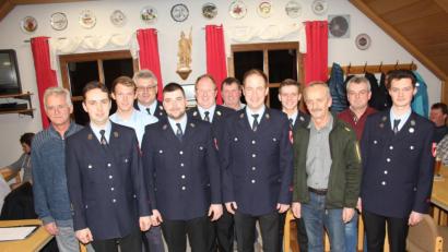 Bild: frd
An der Spitze der Feuerwehr Gleiritsch stehen künftig die beiden Vorsitzenden Thomas Zinkl und Lukas Geyer (vorne, von links). Sebastian Zeus (vorne, Mitte) fungiert in Personalunion als Kassier und Schriftführer. Bürgermeister Hubert Zwack (Dritter von rechts) gratulierte zur Wahl.