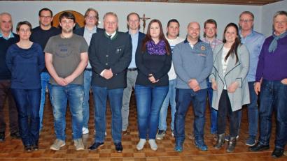 Bild: wee
Im neu gewählten Vorstandsteam (unser Bild) übernimmt wieder Dieter Rosenberg (Sechster von links) den Vorsitz. Nicht mit im Bild sind seine beiden Stellvertreter Josef Wiesent und Karl Eckert sowie Beisitzer Florian Prem, die an diesem Abend verhindert waren.