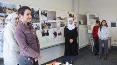Bild: Gabi Schönberger
Was sie bei den Besuchen im Freilandmuseum in Neusath-Perschen oder in der Regionalbibliothek gelernt haben berichten (von links) Reem, Valerie, Alaa, Amal und Mishelle live und anhand der gestalteten Plakate.