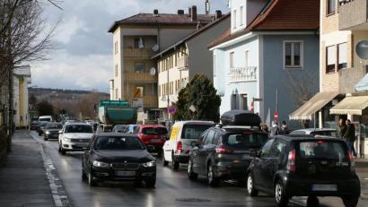 Bild: Hösamer
Umleitung in der Ebert-Straße bedeutet: Dichter Verkehr in der Pesserlstraße in Schwandorf.