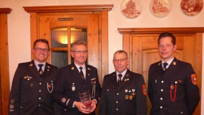 Bild: flm
Bei der Jahresmitgliederversammlung wurden die langjährigen Aktiven Hermann Müller (2. von links) und Bernhard Männer (2. von rechts) verabschiedet. Kommandant Tobias Tippmann (links) und sein Stellvertreter Christian Burger (rechts) dankten für ihr Engagement.