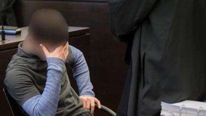 Bild: Boris Roessler/dpa
„Ich weiß nicht, wie das geschehen konnte“ - Ali B. beim Prozessauftakt.