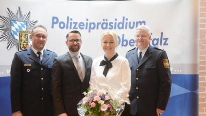 Bild: Gabi Schönberger
Der Wechsel an der Spitze der Kriminalpolizeiinspektion Weiden ist nun offiziell vollzogen. Polizeipräsident Gerold Mahlmeister (rechts) verabschiedete Polizeidirektor Thomas Bauer (links) und begrüßte dessen Nachfolger Kriminaloberrat Jürgen Dodell mit Ehefrau Helene.
