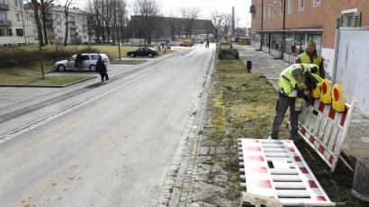 Bild: Petra Hartl
Noch ist der Claudiweg am Bergsteig befahrbar. Arbeiter richten aber schon mal die Absperrungen her, die ab Montag stehen. Und voraussichtlich bis Ende des Jahres bleiben.