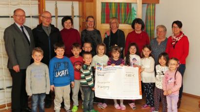 Bild: Dobmeier
Eine Abordnung der fleißigen Damen übergab den Scheck an die erfreuten Kinder des Kindergarten St. Wolfgang in Rothenstadt. Leiterin Gabriele Bösl-Mrazek (rechts) und Pfarrer Heribert Englhard (links) sowie Kirchenpfleger Hans-Jürgen Federl dankten im Namen der Mädchen und Buben.