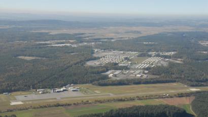 Bild: Michael Ascherl [Michael Ascherl] (michael.ascherl@oberpfalzmedien.de, mascherl)
Ein Luftbild des Flugplatzes des Truppenübungsplatz Grafenwöhr.