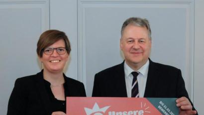 Bild: Christine Hollederer
Regionalmanagerin Maria Regensburger und Landrat Richard Reisinger fordern Erzeuger aus der Region auf, sich am zweiten Spezialitätenwettbewerb der Metropolregion zu beteiligen.