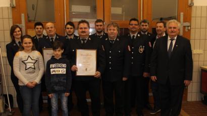 Bild: exb
Treue Mitglieder der Feuerwehr wurden bei der Versammlung geehrt (von links): 1. Vorsitzende Sandra Müller, Neumitglied Marie Reinsch, 2. Vorsitzender Jürgen Hopf (20 Jahre), Ehrenkommandant Alois Hopf, Neumitglied Felix Spitzl, Sebastian Weiß (10 Jahre), Ehrenvorsitzender Harald Müller, Markus Gleißner (20 Jahre), Wolfgang Amschl (Ehrung), 1. Kommandant Martin Mark, 2. Kommandant Martin Müller, Stadtrat Hans Zölch, 2. Bürgermeister Peter Gold.