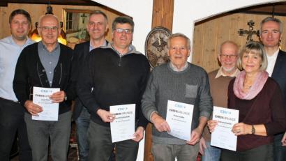 Bild: ads
Den geehrten Jubilaren Josef Flierl, Rudolf Gottschalk, Franz Kredler und Hans Kredler (mit Urkunden vorne, von links) gratulieren Zweiter Bürgermeister Cajetan Kredler, der alte und neue Ortsvorsitzende Markus Rösch und CSU-Kreisvorsitzender Harald Schwartz (hinten, von links).