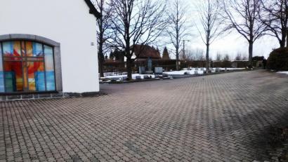 Bild: ld
Die Natur dankt herzlich für die Entsiegelung: Die riesige, unschöne Pflasterfläche um das Leichenhaus muss weichen und wird eine umweltverträgliche Umgestaltung erfahren. 90 000 Euro ist das Gemeinde wert. Entsprechend lautet der Ansatz im Haushalt 2019.