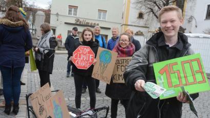 Bild: Gabi Schönberger
Lukas Prölß (rechts) mobilisiert mit anderen Schülern zum Schülerstreik am 15. März in Weiden. Die Ortsgruppe hat bereits 130 Chat-Mitglieder.