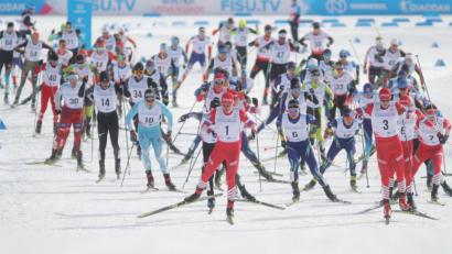 Bild: adh
Der Kampf um die besten Positionen beim 30-Kilometer-Massenstart-Rennen in Krasnojarsk. Der Hirschauer Jakob Lauerer (links hinten, Startnummer 54) lief in seinem fünften Rennen bei der 29. Winter-Universiade auf Platz 31.