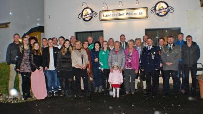 Bild: enz
Seinen 80. Geburtstag feierte Alfons Stingl (Mitte) aus Ernestgrün. Es gratulierten Ehefrau Gabriele (rechts daneben), Kinder, Enkel und Urenkel sowie Bürgermeister Klaus Meyer (Elfter von links), die Seniorenbeauftragte Beate Ott und Vertreter der Pfarrei und der Vereine.