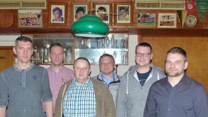 Bild: hme
Sie sind neu gewählt: Der neue Jagdvorsteher Michael Müller (links), sein Stellvertreter Matthias Götz (Zweiter von links) und (von links) Georg Meißner (Kassier), Wolfgang Schraml (Beisitzer), Georg Kick (Beisitzer) und Michael Gräf (Schriftführer).