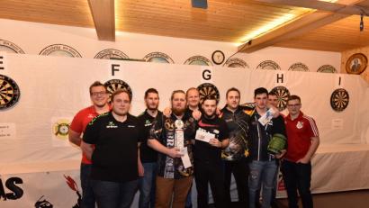 Bild: exb
Daniel Bräutigam gewann das 4. Steeldart-Turnier in Mähring. Im Bild die Siegerehrung (von links): Veranstalter Stefan Riedl, Michael Riedl und Martin Freundl, Sieger Daniel Bräutigam, Christian Schärl (Platz 2), Andreas Skrobatz (Platz 3), Thomas Brückner (Platz 4), Veranstalter Sporrer Patrick und Beer Christian sowie (hinten Mitte) Pokalspender Florian Maschauer von der Stadtbäckerei.