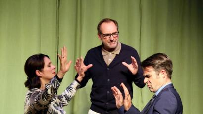 Bild: exb
"Die Wunderübung" soll die Ehe eines mittelalten Paares auf dem Schafferhof retten.