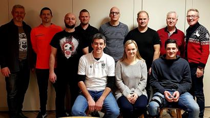 Bild: R. Kreuzer
Abteilungsleiter Roland Jahn und Silke Bartsch (sitzend, von links) haben die Fußballabteilung der DJK Weiden im Griff.