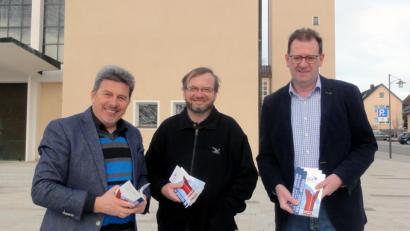 Bild: exb
Bildungsreferent Hans Bräuer (von links) lädt mit Pfarrrer Thomas Stohldreier, dem geistlichen Beirat der KEB, und mit dem Vorsitzenden Peter Schönberger ein, gleich einen Blick ins neue Frühlingsprogramm zu werfen.