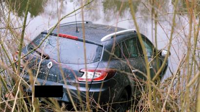 Bild: gf
Das Auto landete mit der Schnauze voraus in einem Weiher. Der Unfall ereignete sich bereits gegen Mitternacht.