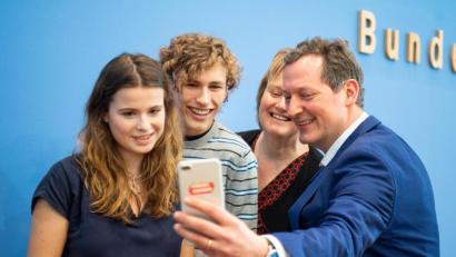 Bild: Monika Skolimowska/dpa
Luisa Neubauer, und Jakob Blasel, Vertreter der Schülerinitiative Fridays for Future, machen vor einer Pressekonferenz zum Thema Schülerproteste für Klimaschutz ein Selfie mit Karen Helen Wiltshire, stellvertretende Direktorin des Alfred-Wegener-Instituts Helmholtz-Zentrum für Polar- und Meeresforschung, und Eckart von Hirschhausen (von links), Arzt und Wissenschaftsjournalist.