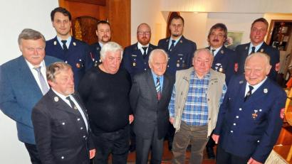 Bild: hai
Vorsitzender Sebastian Koch, sein Stellvertreter Andreas Dorsch (hinten von rechts), Bürgermeister Manfred Porsch und Kommandant Volker Hammon und zweiter Kommandant Christian Schwarzer (hinten von links) danken Georg Fichtner (vorne Mitte) für 70 Jahre Mitgliedschaft. Zu 60 Jahren gratulieren sie Paul Koch (vorne links) und Alfred Bauer, zu 50 Jahren Konrad Dörfler und Herbert Dörfler (vorne von rechts). 20 Jahre sind es bei Michael Kreutzer, 10 Jahre aktiv ist Johannes Sehnke (hinten, Vierter und Fünfter von links).