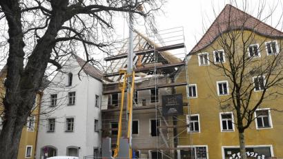 Bild: Petra Hartl
Das Anwesen Schiffgasse 3 stammt im Kern aus dem 14. Jahrhundert. Die Bäume für den Dachstuhl wurden im Winter 1405 gefällt. Drei Amberger haben sich jetzt daran gemacht, es zum alten Glanz zu bringen.